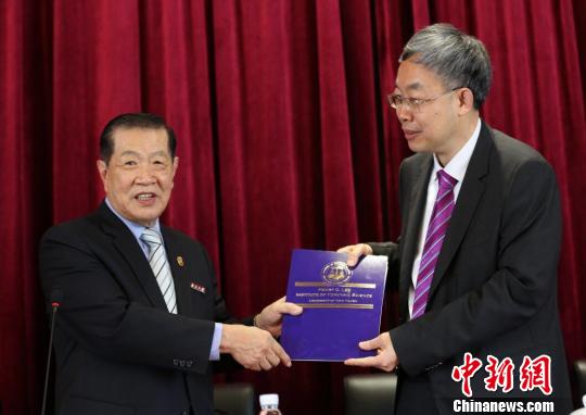 “当代福尔摩斯”李昌钰获授南京大学名誉教授称号。 佘治骏 摄