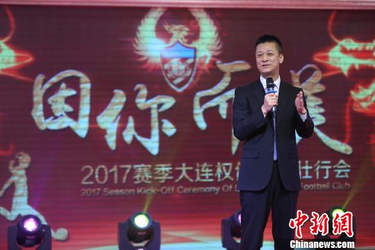 权健集团董事长束昱辉在壮行会上致词。 王朝 摄