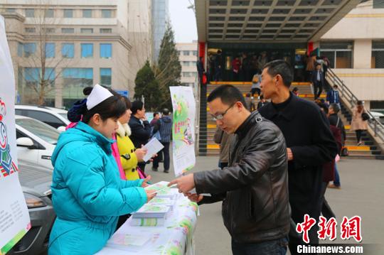 每年3月20日是世界口腔病日。在活动当天的现场,山西慈善总会工作人员和医院整形外科医护人员为过路群众发放宣传资料,详细讲解项目情况及唇腭裂疾病知识。 要建明 摄