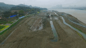 　　20日，文物考古单位在岷江河道内围堰抽水，将发掘环境从水下变成了陆地。