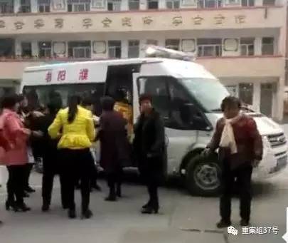  ▲受伤学生被送上救护车，有教师称踩踏事故原因系学生上厕所时秩序混乱所致。    图片来源\大河报