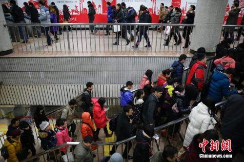 资料图:北京地铁一号线大望路站内人头攒动。王骏 摄