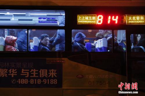 资料图：814路城际公交连续不断地将人们运往北京。王骏 摄