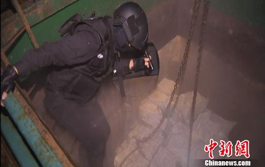 图为缉私警察在走私船上查扣走私冻品。 杨卫 摄