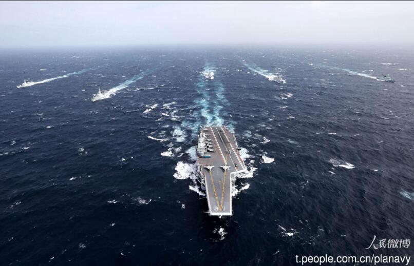 中国海军官方微博曝光辽宁舰舰艇编队远海训练的画面。