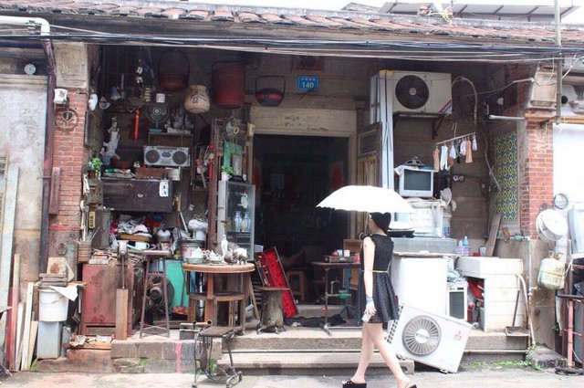 小作坊中拆掉家电有用零件组合成新品流入市场