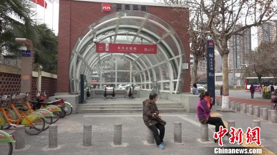 图为西安地铁三号线车站。 燕武 摄