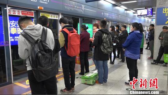 图为等待乘坐西安地铁三号线的市民。 燕武 摄
