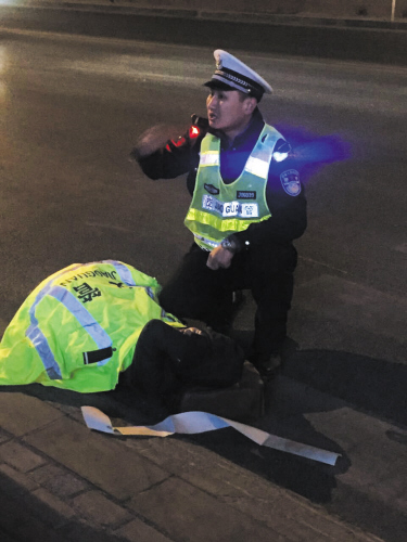 警员下班偶遇车祸救助伤者网友点赞