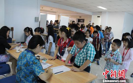 由印尼文化与教育部华文教育综合统筹处和雅加达华文教育协调机构联合举办的2017年度第一次汉语考试，日前在印尼全国15个分考点顺利进行。图为考生签到入场。　陈宁洁　摄
