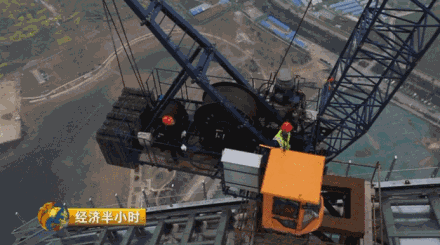 建筑工人收入碾压白领:贴瓷砖一年能挣20万|建