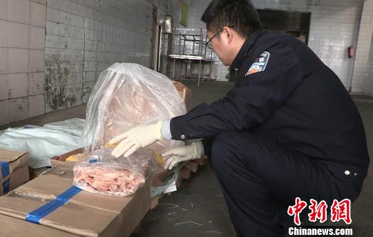 图为缉私警察盘点走私冻品。 杨卫 摄