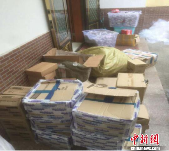警方查获的假冒商品。 徐公轩 摄