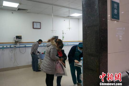 图为22日晚间,濮阳市人民医院,仍有家长带孩子在检查身体。 韩章云 摄