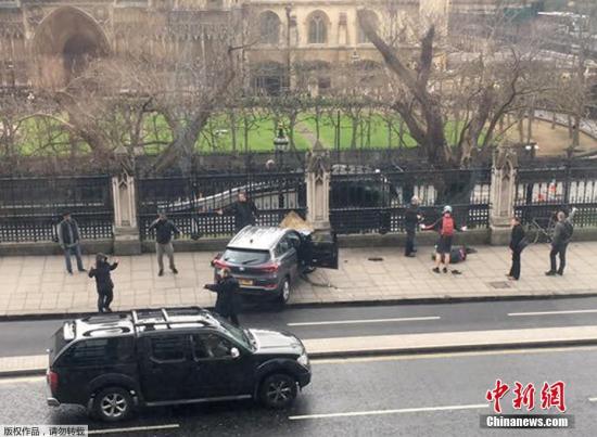 当地时间3月22日下午，英国议会大厦外发生一起袭击事件。图为一名男子驾驶汽车在英国议会大厦附近的威斯敏斯特桥上冲撞行人。