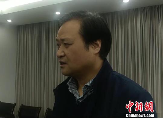 濮阳县县委书记张宏义接受记者采访。　李超庆 摄