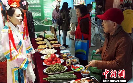 天津市民被许多承德特产吸引,驻足咨询。 张帆 摄