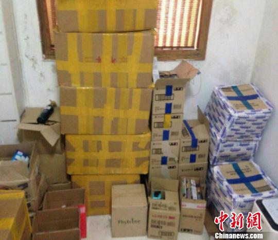 警方查获的假冒商品。 徐公轩 摄