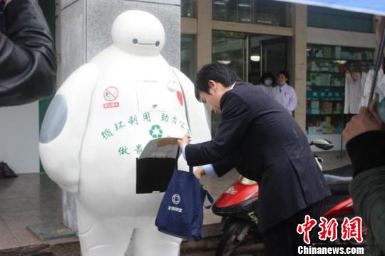 浙江柯城社区自办“银行” 吹清洁新风。 陈岚 摄