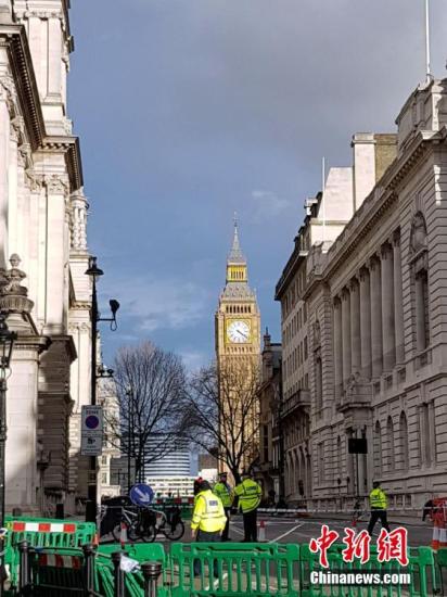 3月22日，英国议会大厦外发生一起袭击事件。警方封锁现场，议会大厦周边禁止出入。伦敦警方已将这一事件定性为“恐怖袭击”。中新社记者 周兆军 摄