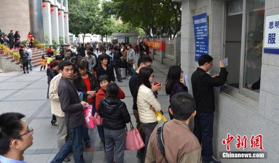 资料图:2015年2月25日,居民在厦门行政服务中心办理户籍。 图片来源:CFP视觉中国