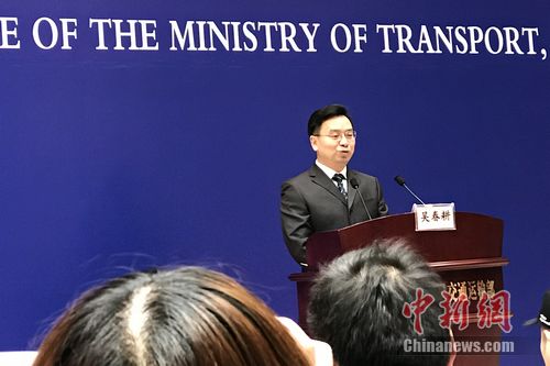 3月23日,交通部举行2017年第三次例行新闻发布会。图为交通部新闻发言人吴春耕。 <a target=\'_blank\' href=\'http://www.chinanews.com/\' >中新网</a> 种卿 摄
