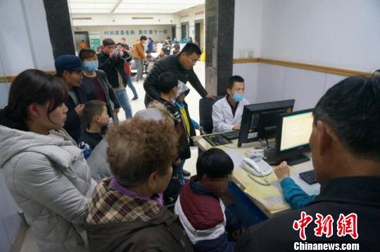22日，濮阳市人民医院医生在为孩子做细致的检查。　韩章云 摄