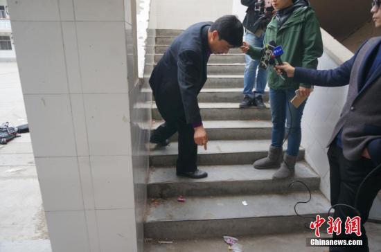 学校副校长刘文华在事发现场向记者讲述事发经过。 韩章云 摄