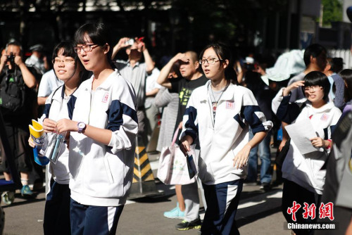 资料图：2015年6月7日，全国942万考生将赶赴高考考场。图为北京四中高考考点。中新网记者 翟璐 摄