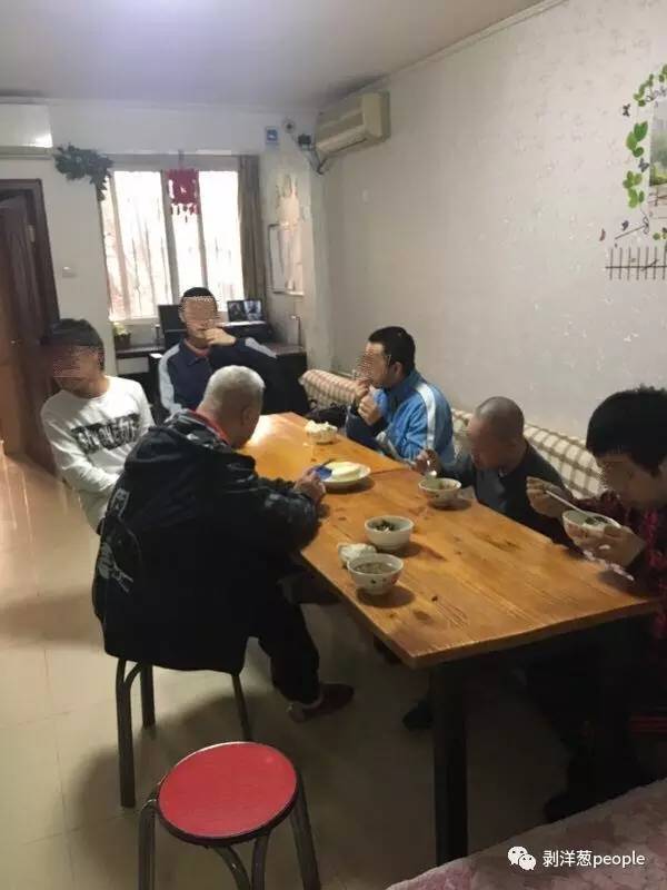 　托管的成年自闭症人士在吃晚饭。新京报记者王婧祎 摄