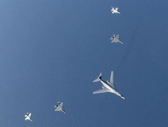 3月22日，美军B-1战略轰炸机（中）和韩国空军及日本空自战机实施了联合训练