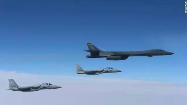 3月21日，美国B-1B轰炸机与日本航空自卫队F-15列队飞行