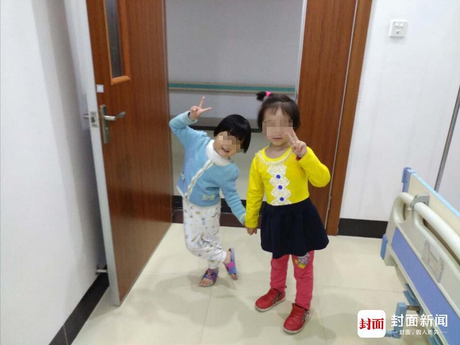 被下药的小宝（浅蓝色衣服）与小琪（黄色衣服）。