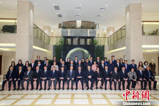 与会代表合影留念 龙土有 摄
