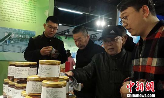 天津市民驻足承德产品展亭前参观。 张帆 摄
