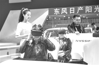 3月21日，2017哈尔滨春季车展在哈尔滨国际会展中心开幕，本届车展上一些车厂将VR设备带到展台，为消费者提供虚拟驾驶体验。
记者 王松 摄