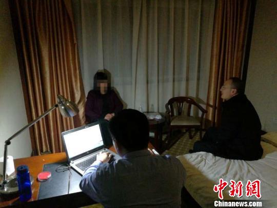 警方对犯罪嫌疑人进行审问。 徐公轩 摄