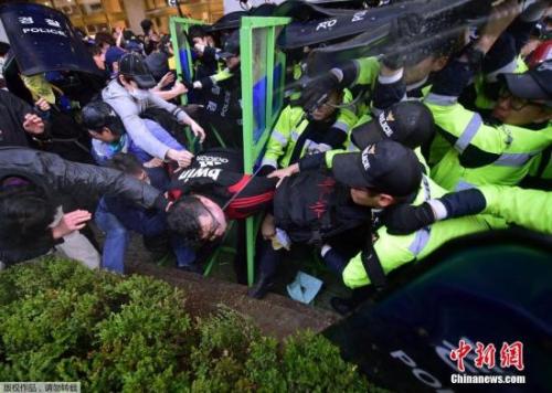 资料图：2015年4月18日，“世越号”沉船遇难者家属游行前往总统府抗议遭拦阻，示威民众与警方发生冲突。