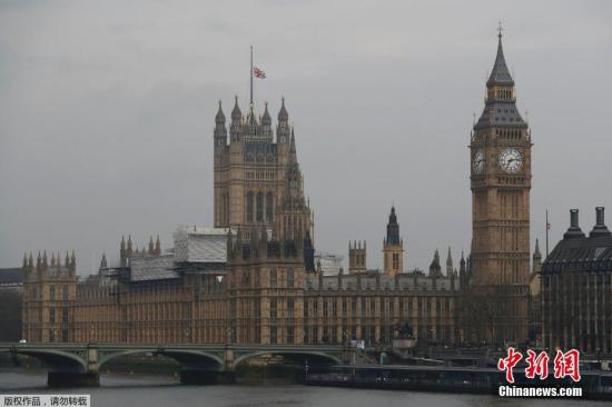 英国国会附近街道依然处于封锁状态,警方建议民众23日出行避开该区域。
