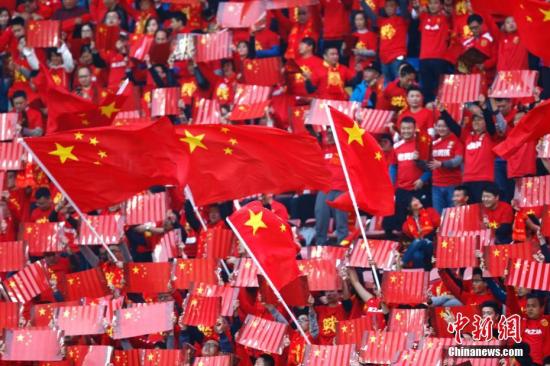 中国球迷现场助阵。 <a target=\'_blank\' href=\'http://www.chinanews.com/\'>中新社</a>记者 富田 摄