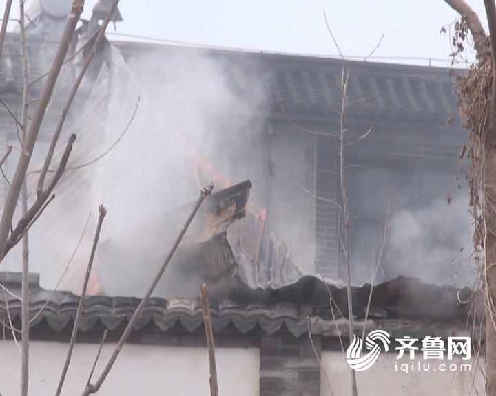 济南彩虹湖公园一仓库火灾未造成伤亡 原因正调查