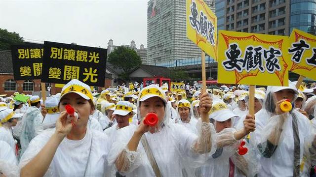 　去年9月，岛内2万旅游业者为生计上街抗议蔡英文，呼吁“要‘九二共识’不要贷款”。（台媒图）