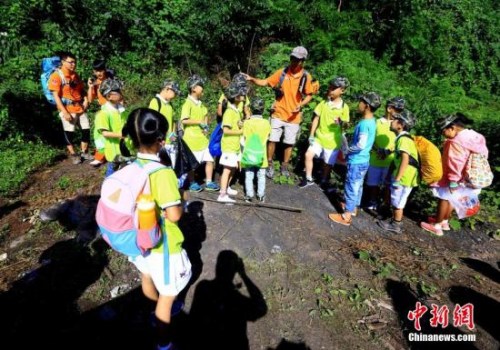 资料图:环保志愿者清理垃圾。刘忠俊 摄