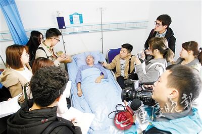 躺在病床上的出租车驾驶员杨师傅接受媒体采访