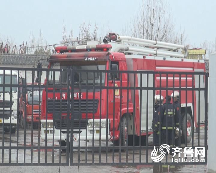济南彩虹湖公园一仓库火灾未造成伤亡 原因正调查