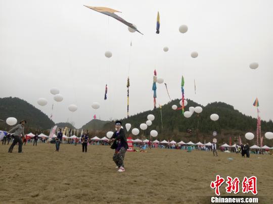 加拿大风筝爱好者特里斯坦带来的“风筝表演”。 周燕玲 摄