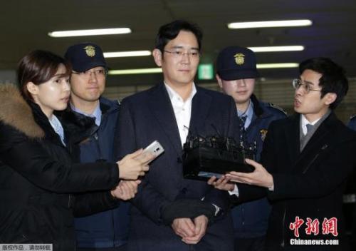当地时间2月22日,韩国三星电子副会长李在镕(中)被押往位于首尔的特检组办公室接受问讯。