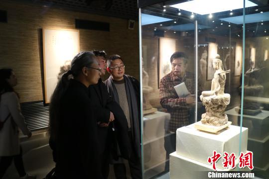 图为观众看展。 谭飞程 摄