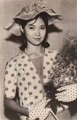 她是張國榮女神，曾甩了謝賢，嫁給愛情38年，如今70歲活成17歲的模樣！