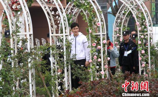 图为扬州马可波罗花世界开园,“东华帝君”高伟光现身捧场。 崔佳明 摄